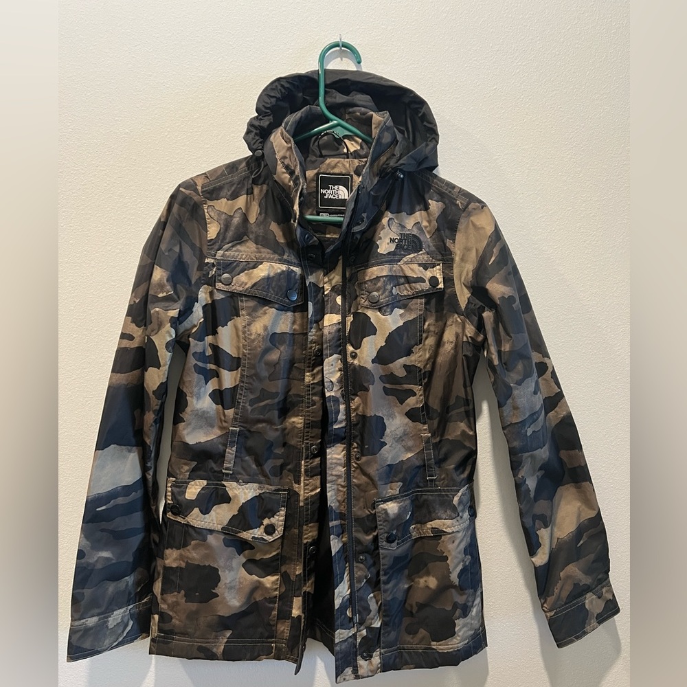 The North Face women’s lightweight camo jacket XS
